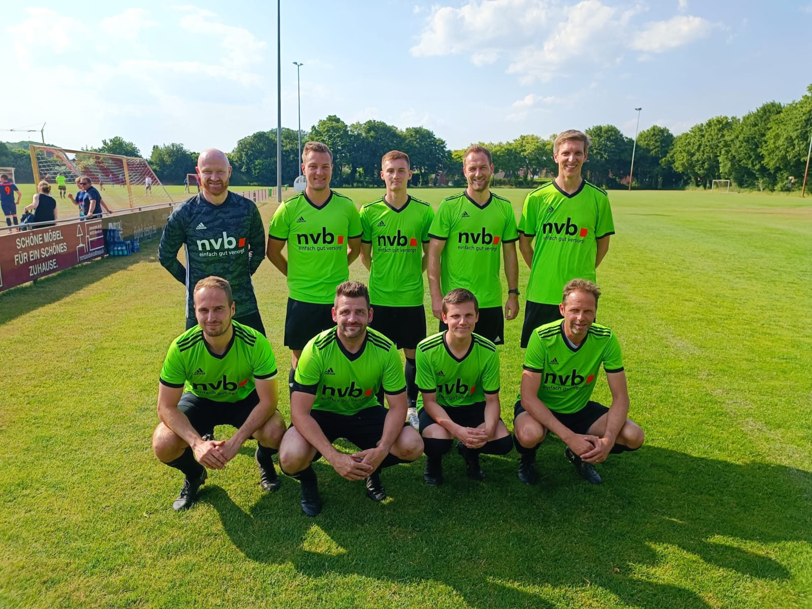 Mit dem Eröffnungsspiel Deutschland gegen Schottland am 14.06. startet die Fußball-EM 2024. Doch der wahre, sportliche Leckerbissen dieses Sommers wird bereits am Montag, 10.06. auf dem Sportgelände von Sparta 09 Nordhorn ausgetragen: Es ist wieder Zeit für den Nordhorner Behördenpokal!